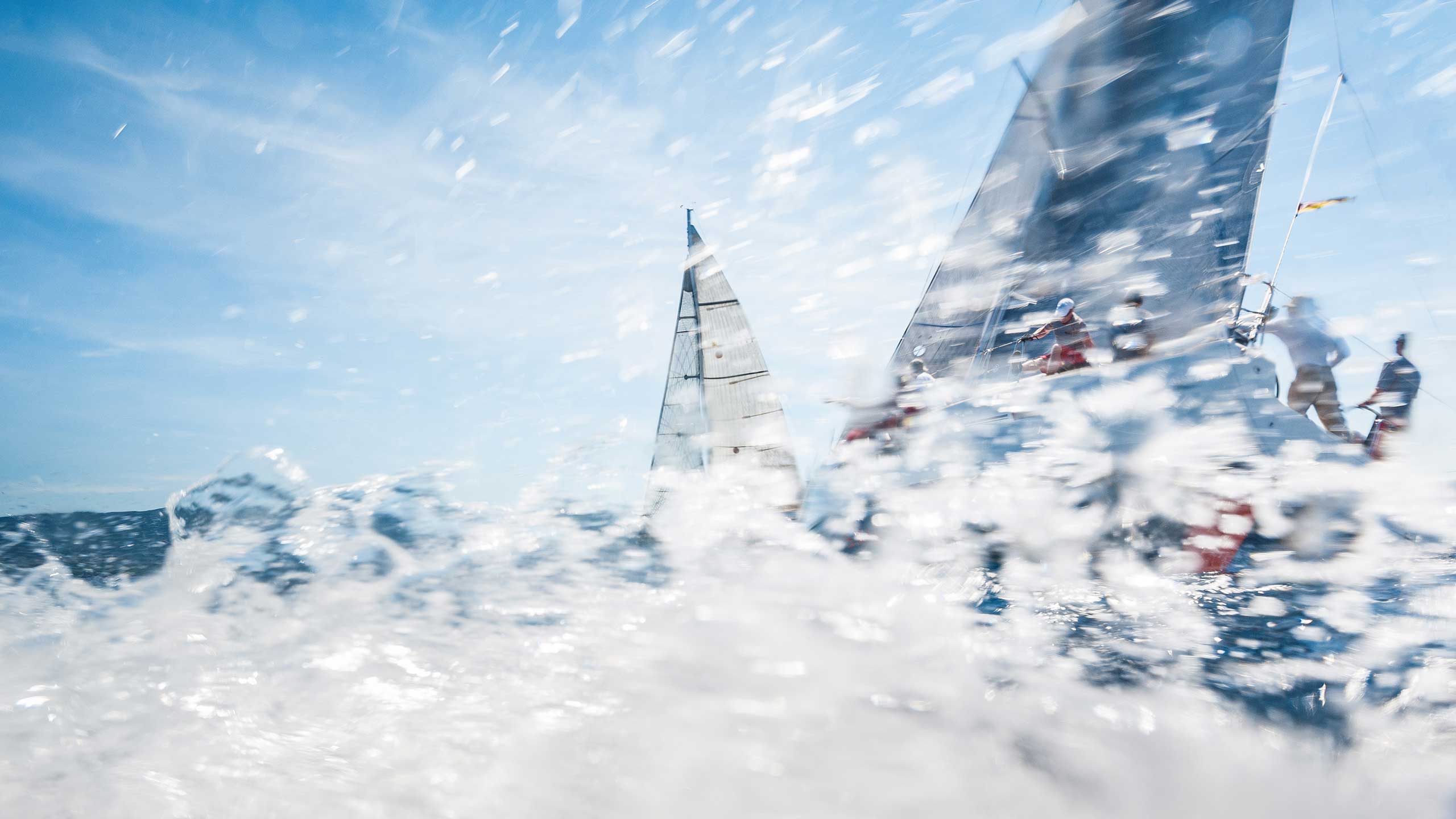 Segelyachten auf stürmischer See