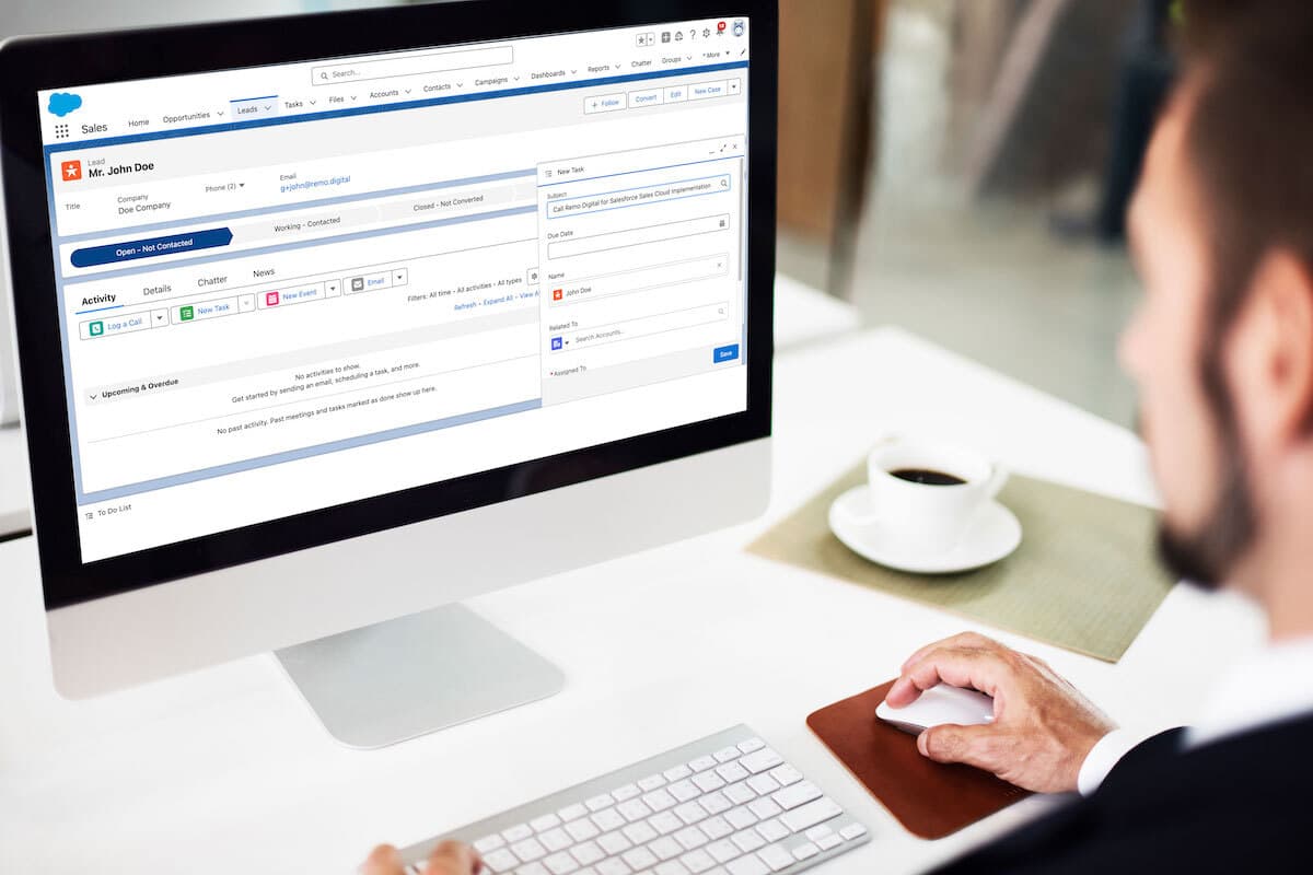 Vertriebsmitarbeiter arbeitet mit Salesforce Sales Cloud