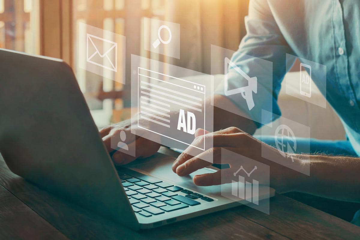 Illustration für ein Display Ad. Person vor dem Laptop und schaut sich Ads an
