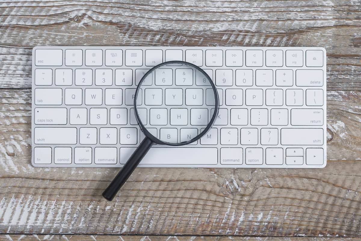Bild einer Tastatur mit einer Lupe darauf