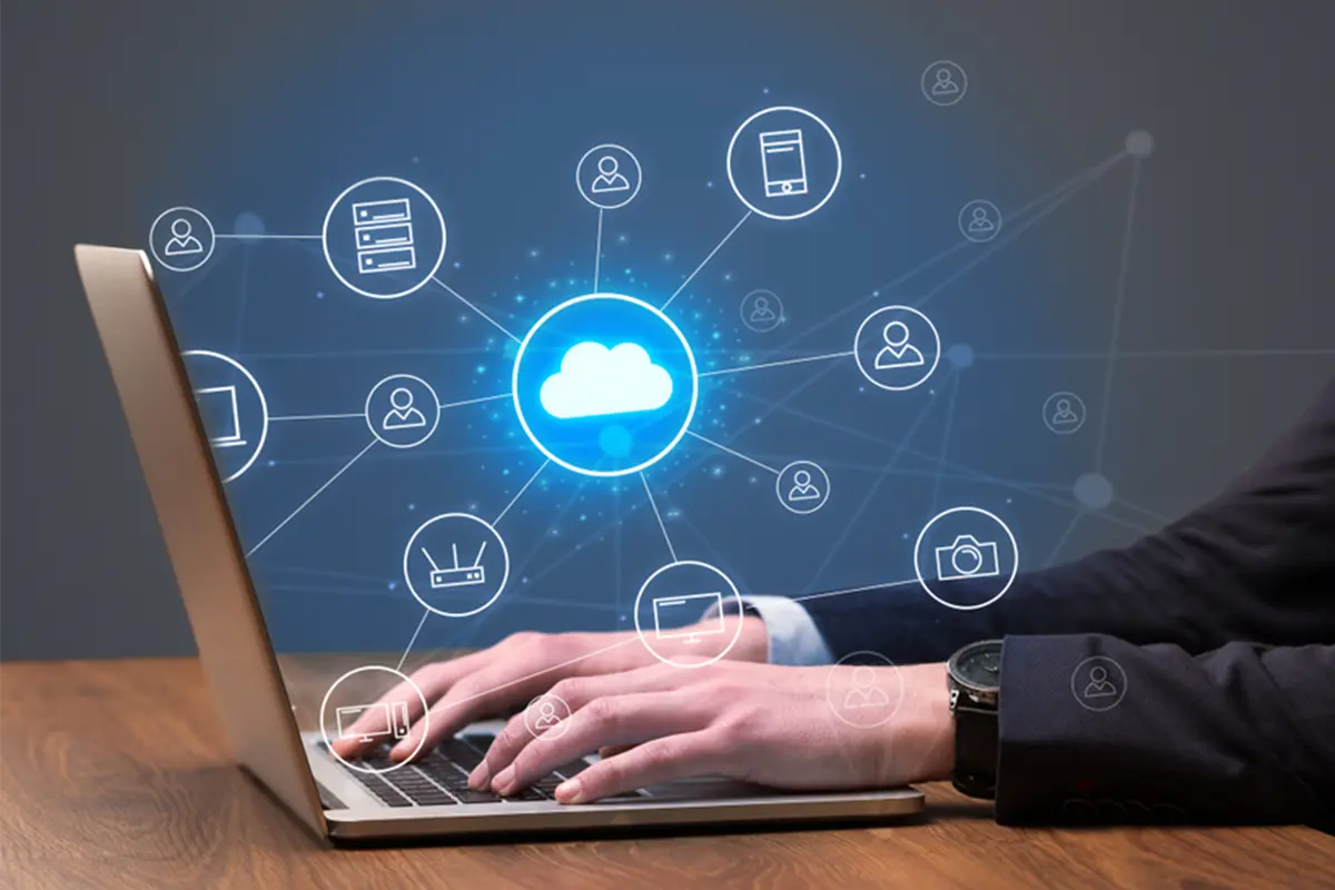 Mann schreibt auf MacBook