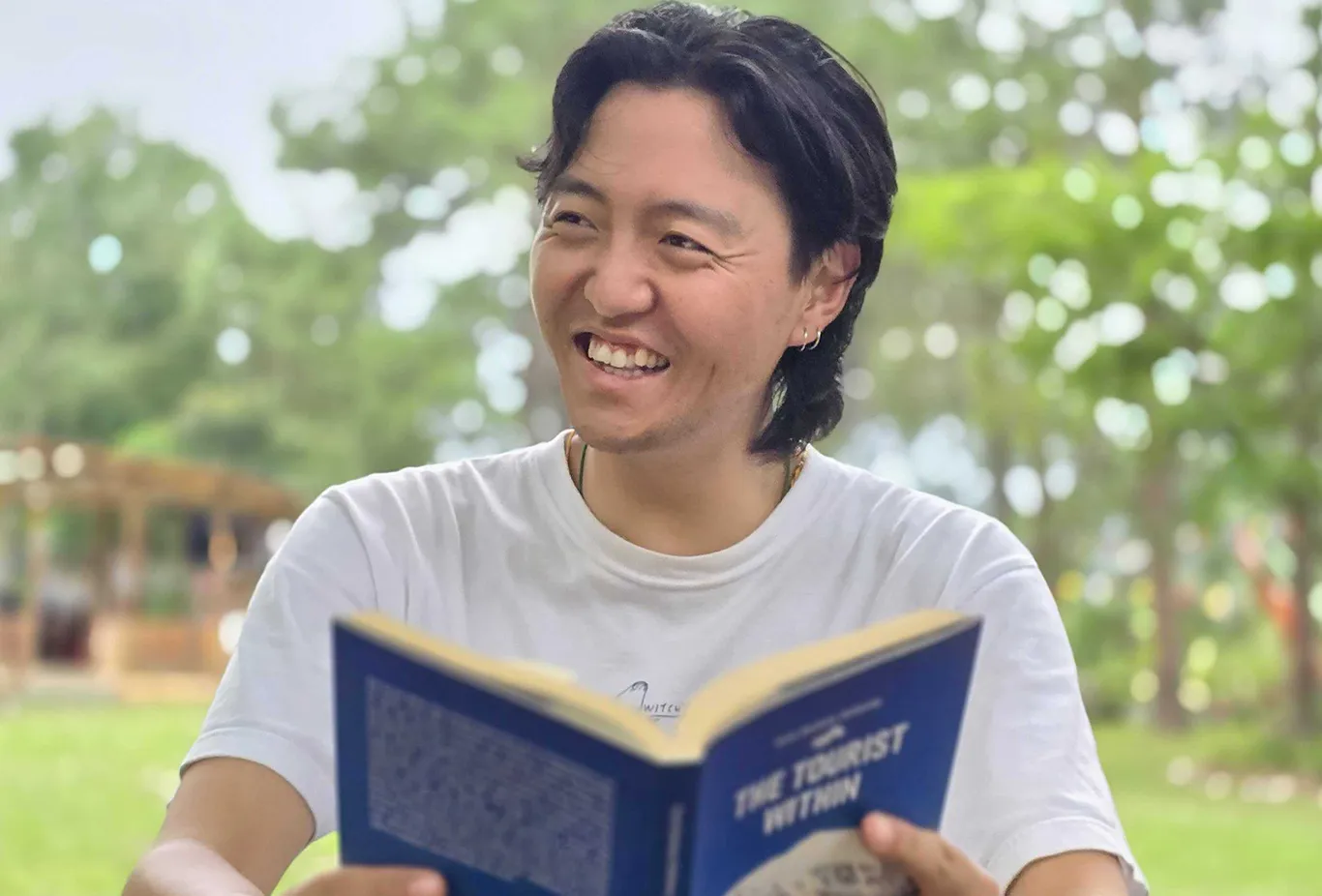 Karma liest ein Buch