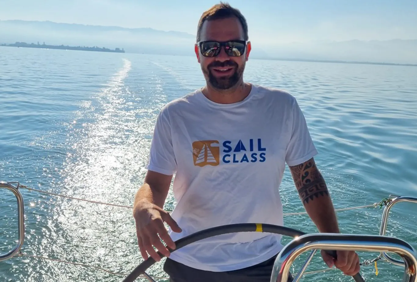 Remo Girard steuert ein Segelboot