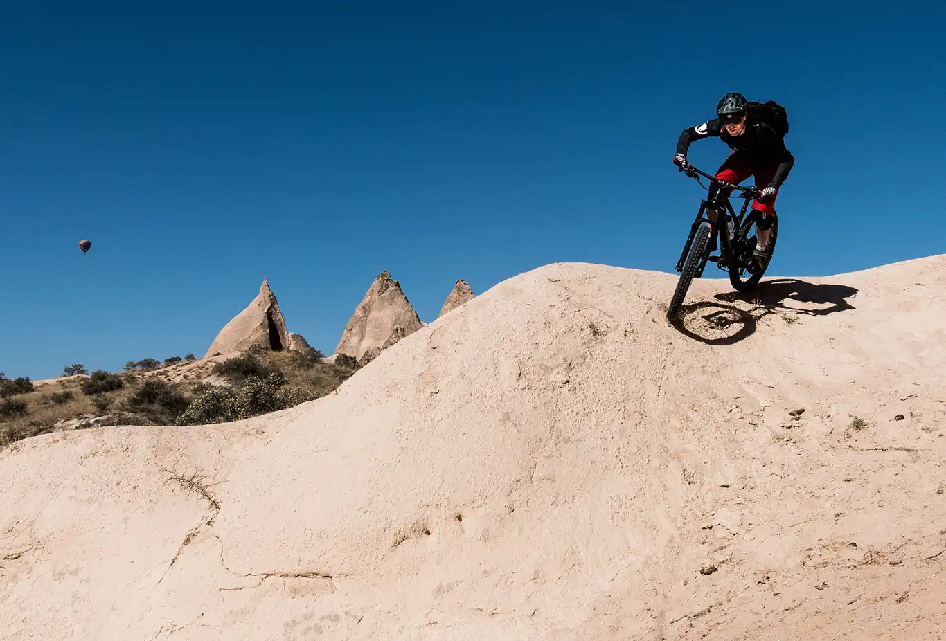 Roland fährt mit seinem Bike ein Felsen hinunter