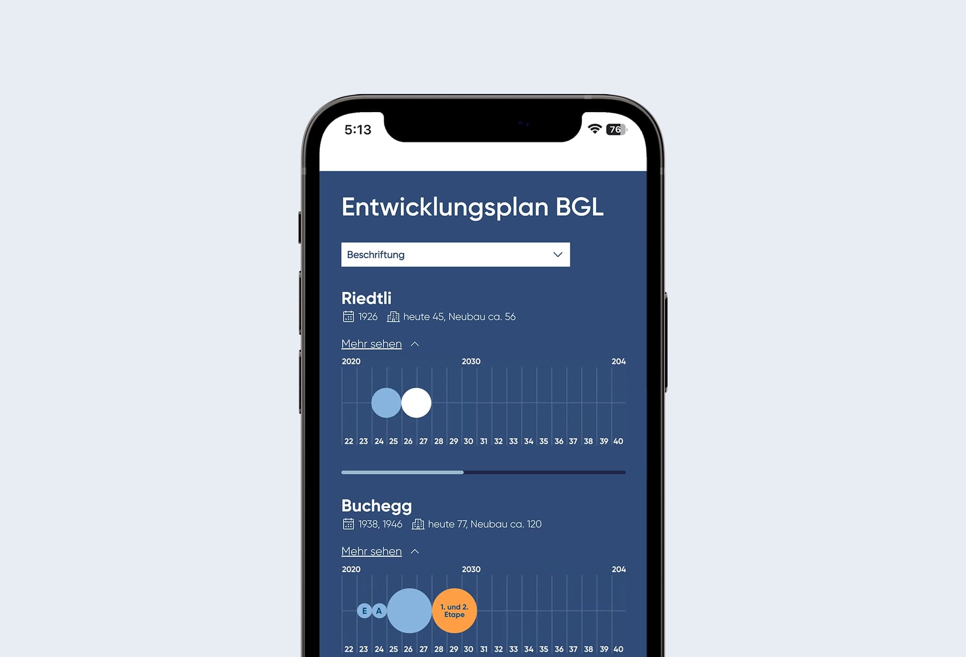 Smartphone-Bildschirm mit einer mobilen Website zum Entwicklungsplan BGL, die Bauprojekte, Zeitpläne und Neubauphasen visuell darstellt.