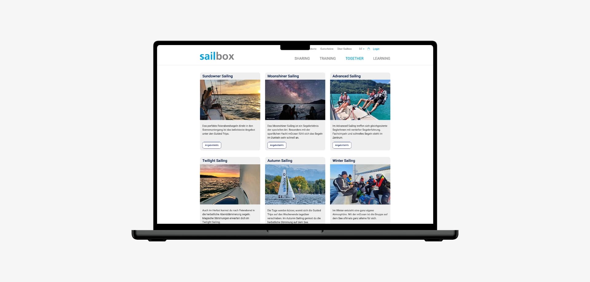 Laptop-Screen zeigt die Sailbox-Website mit verschiedenen Segelangeboten, darunter Sundowner Sailing, Moonshiner Sailing, Advanced Sailing und weitere saisonale Segelerlebnisse.