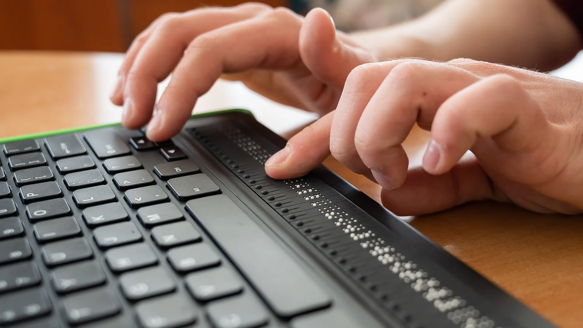 Blinder Mann nutzt Computerbraille