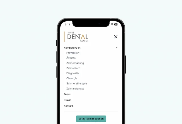 Ein Smartphone zeigt das geöffnete Navigationsmenü der Swiss Dental Center-Website. Es enthält Kategorien wie „Kompetenzen“ mit Unterpunkten zur zahnmedizinischen Versorgung, sowie Links zum Team, zur Praxis und zum Kontakt. Unten befindet sich ein Button zur Terminbuchung.